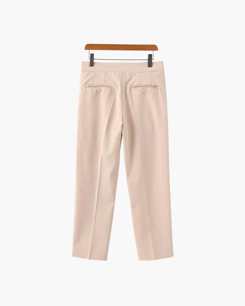 Pantalon taille haute Paris Old Money en tissu élégant, coupe fluide et moderne, porté avec une blouse blanche.