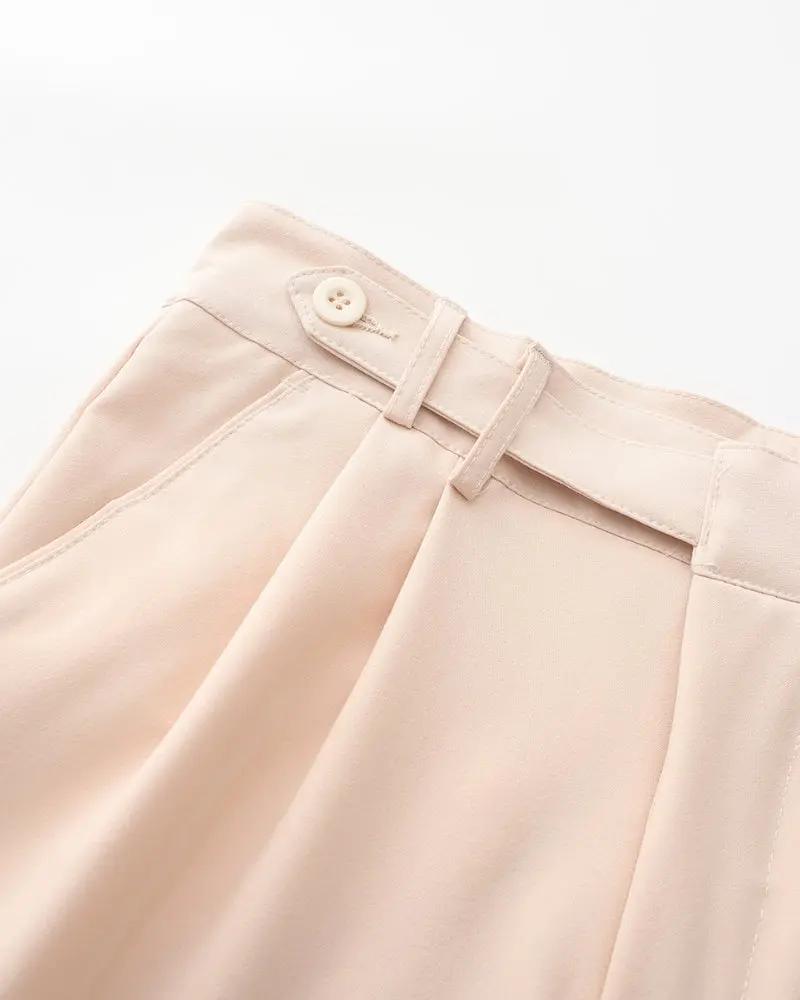 Pantalon taille haute Paris Old Money en tissu noir, coupe élégante et moderne, porté avec un haut blanc.