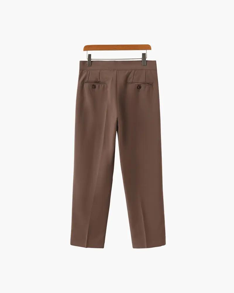 Pantalon taille haute Paris Old Money en tissu noir, coupe élégante et moderne, porté avec une blouse blanche.