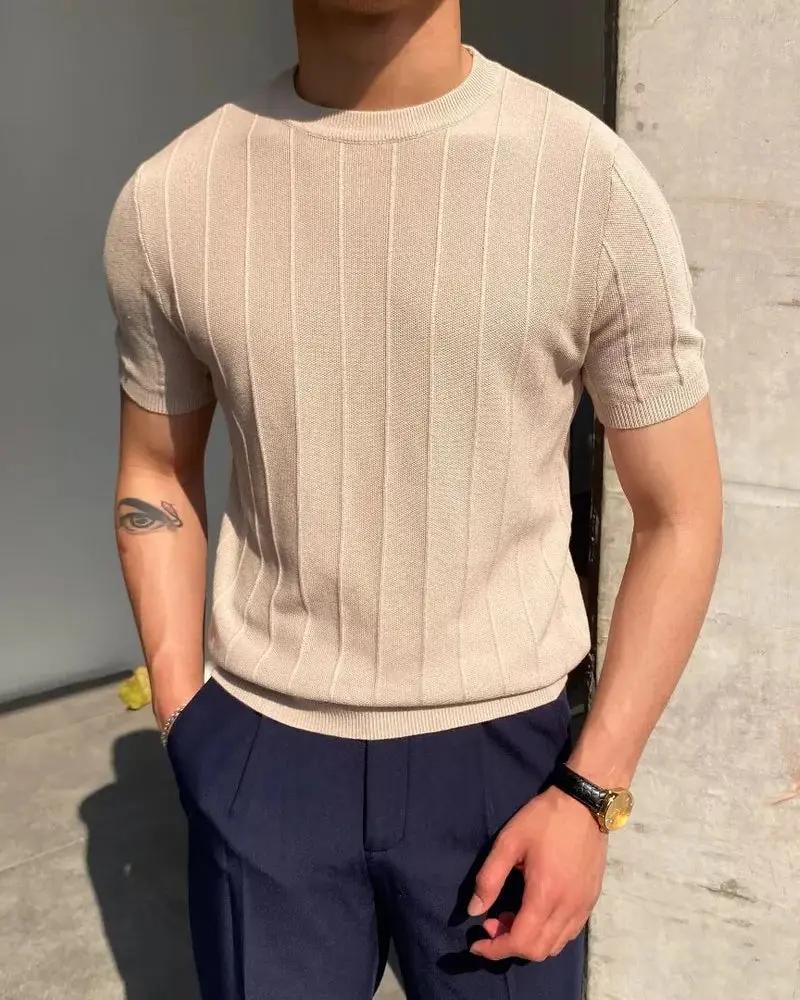 T-shirt à rayures côtelées Old Money, coupe classique, couleur neutre, porté sur mannequin, détail du tissu en gros plan.