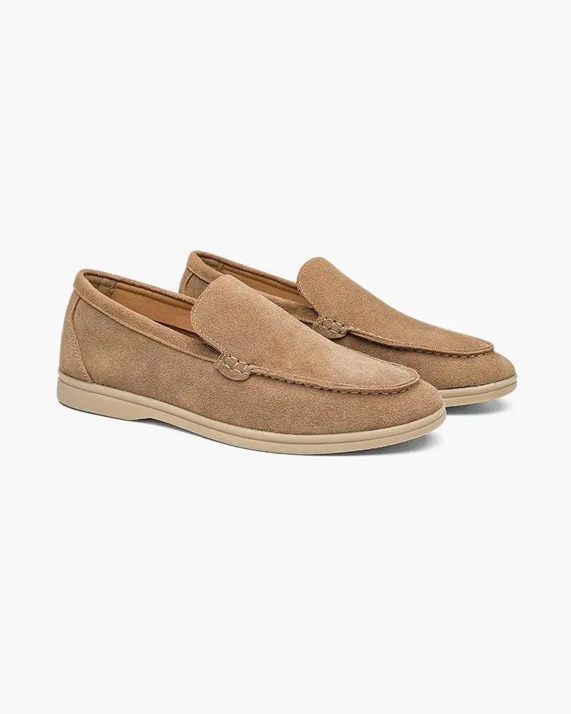 Mocassins en daim Old Money Premium pour hommes, détails en cuir et semelle en caoutchouc, vue de face sur fond blanc