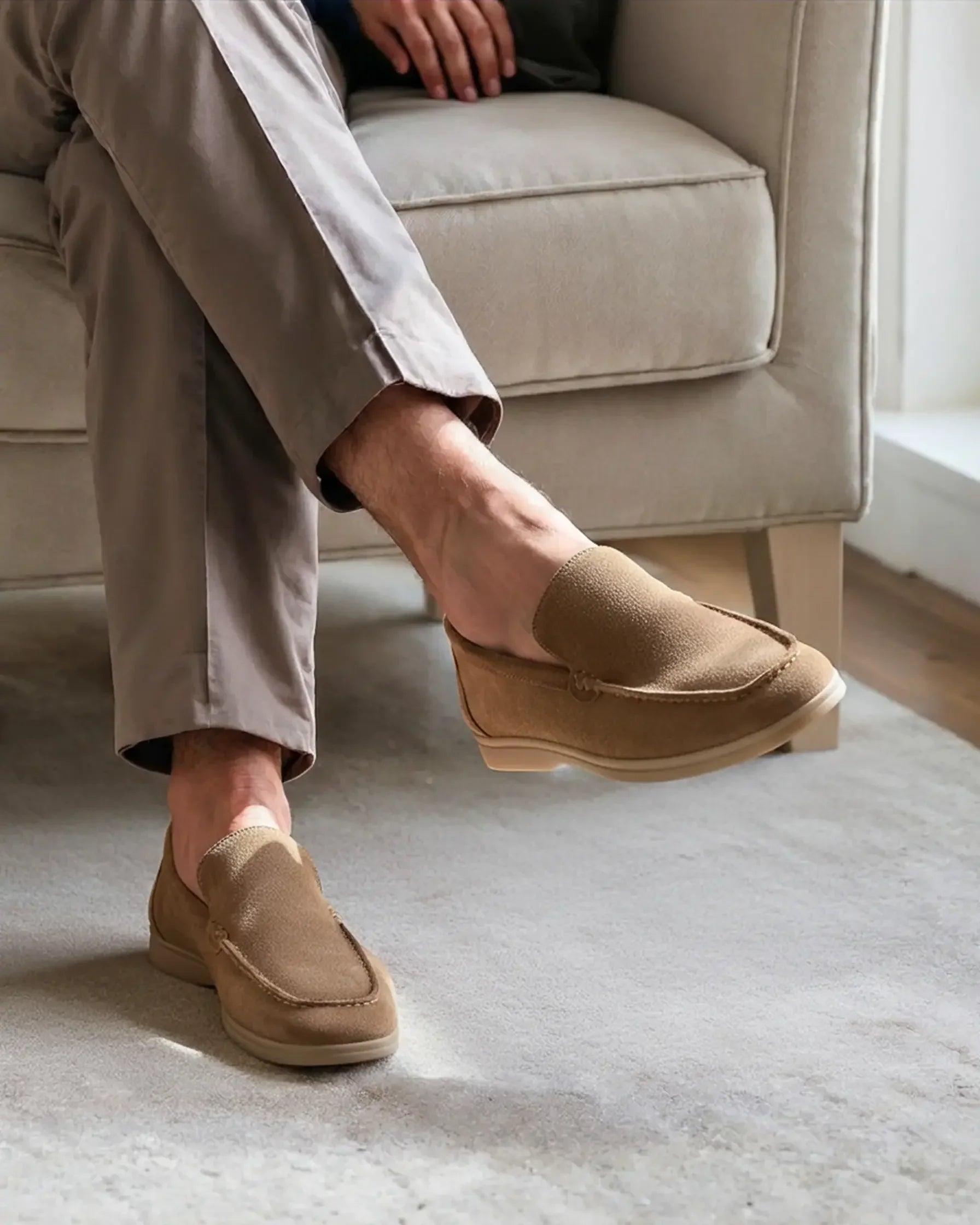 Mocassins en daim Old Money Premium pour homme, style driver avec semelle en caoutchouc et finition élégante, vue de côté.