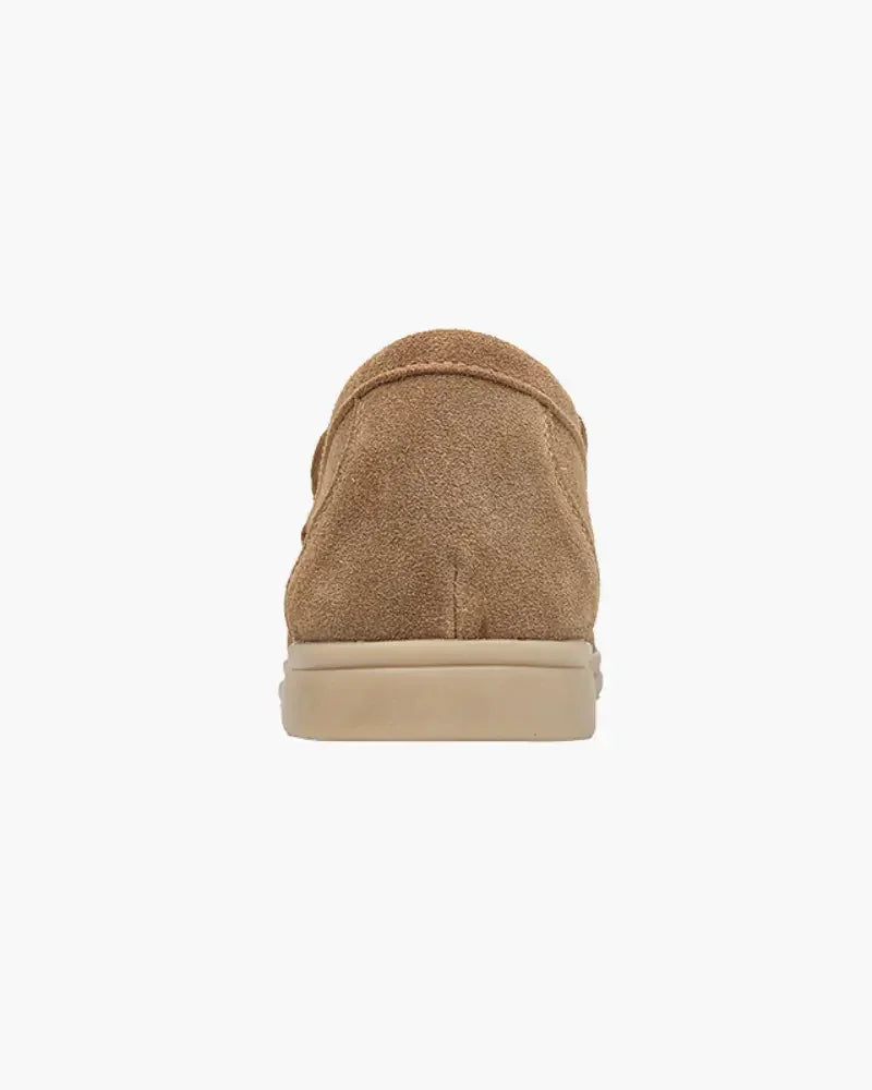 Mocassins en daim Old Money Premium, chaussures à la mode pour hommes, en cuir doux marron clair, vue de côté.