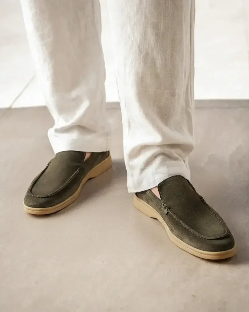 Chaussures mocassins en daim marron Old Money Premium, vue de côté, détails de finition élégants, parfaits pour un style sophistiqué