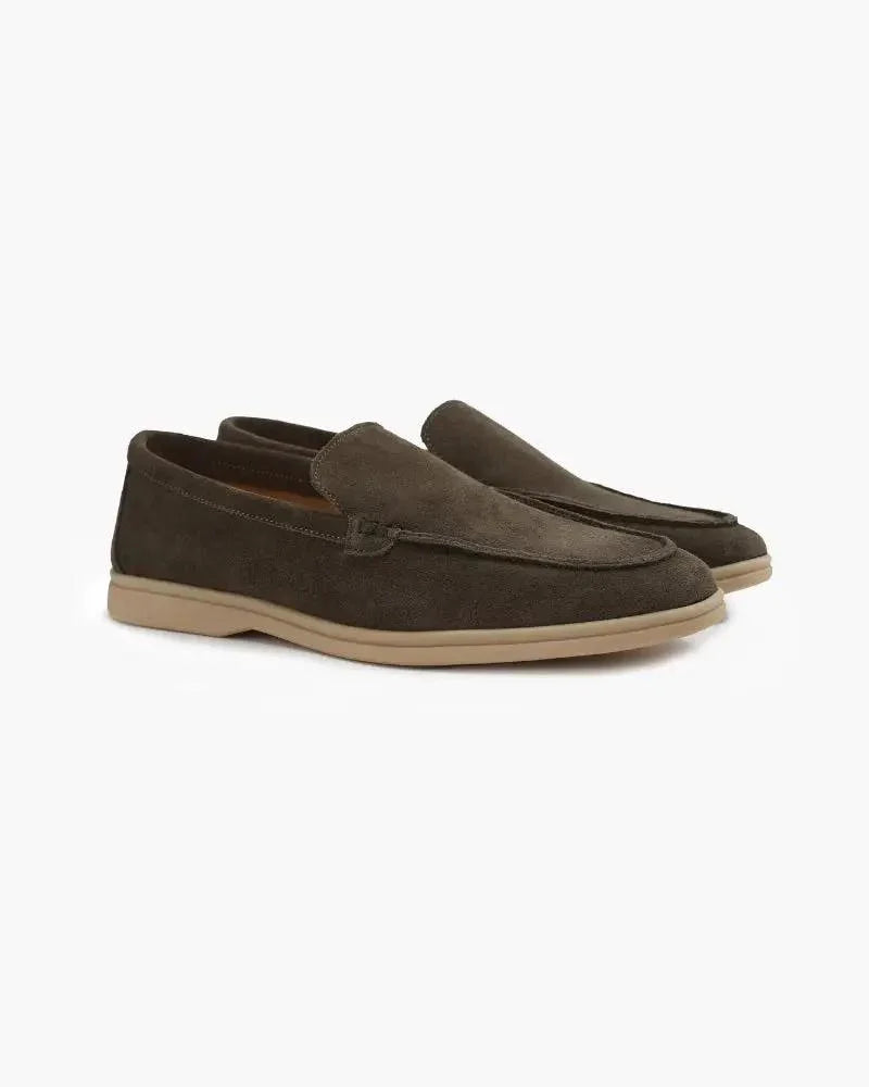 Mocassins en suède Old Money Premium, style élégant, couleur marron, avec semelle en caoutchouc et détails classiques.