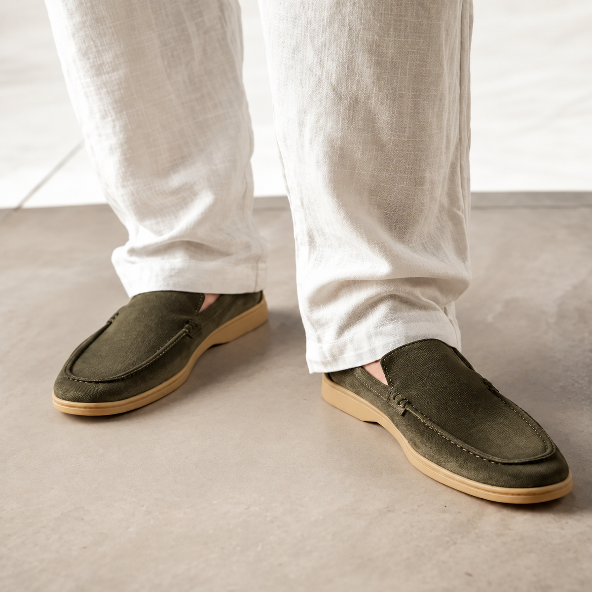 Chaussures mocassins en daim Old Money Premium de couleur caramel, taille EU 39, vue de face.
