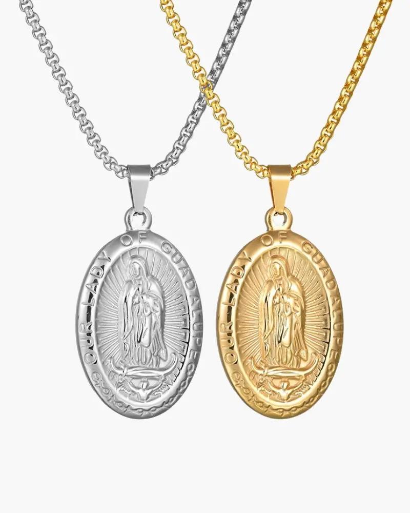 Medaille ovale en or de la marque Old Money, finition élégante, visible sur l'image.