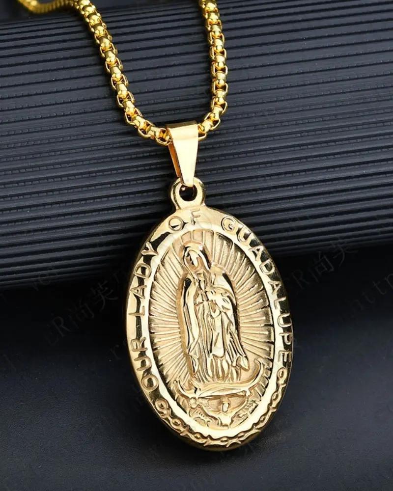 Medaille ovale ancienne en or de la marque Old Money, détail fin et design classique visible sur cette image.