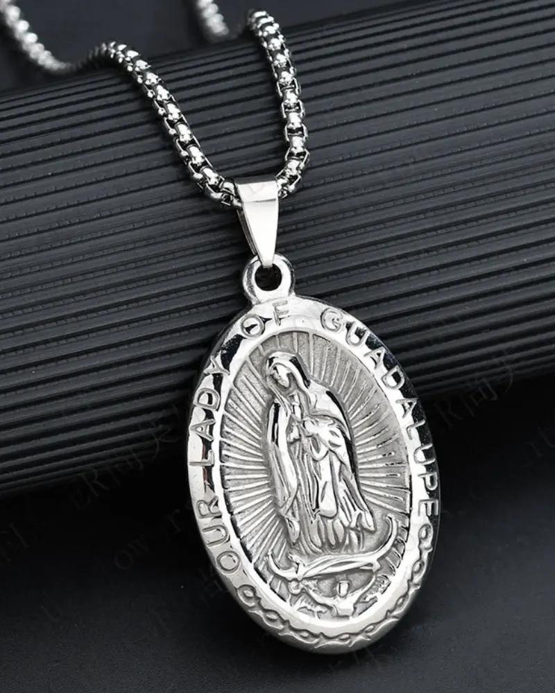 Medaille ovale en or de la marque Old Money, détail élégant visible sur cette image.