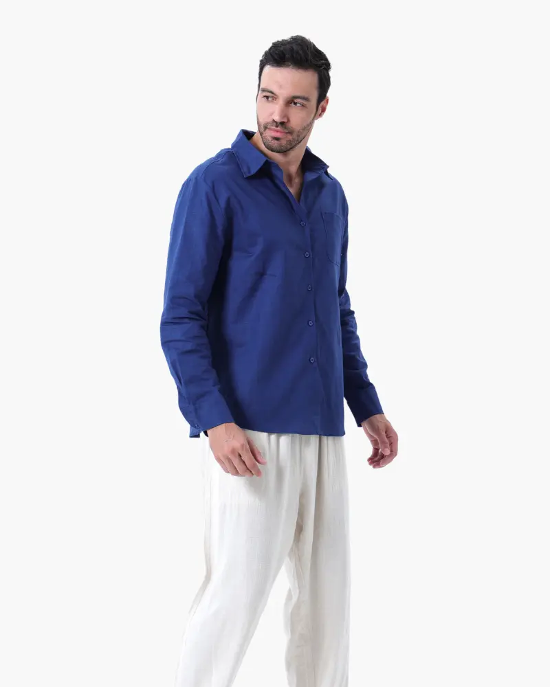 Vêtements Old Money en lin, ensemble combo à manches longues, vue du haut de la tenue avec détails en tissu naturel.