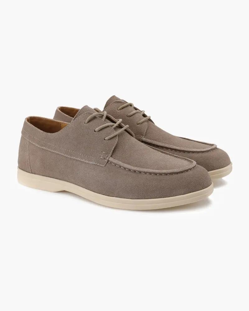 Chaussures en daim premium de la marque Old Money, lacets, élégantes, vues de côté avec semelle en caoutchouc blanc.