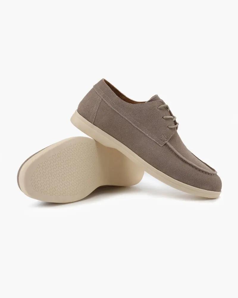 Chaussures en daim premium Old Money avec lacets, vue de côté montrant leur design élégant et leur texture douce.