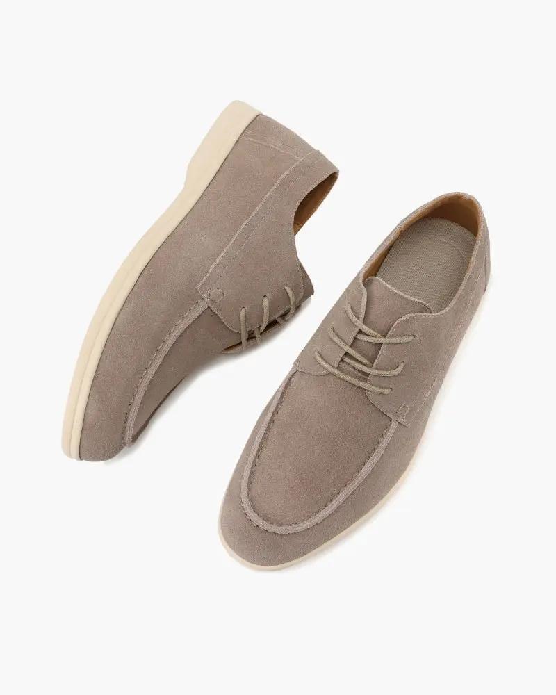 Chaussures en daim premium lacées de la marque Old Money, vue de côté, avec semelle en caoutchouc et design élégant.
