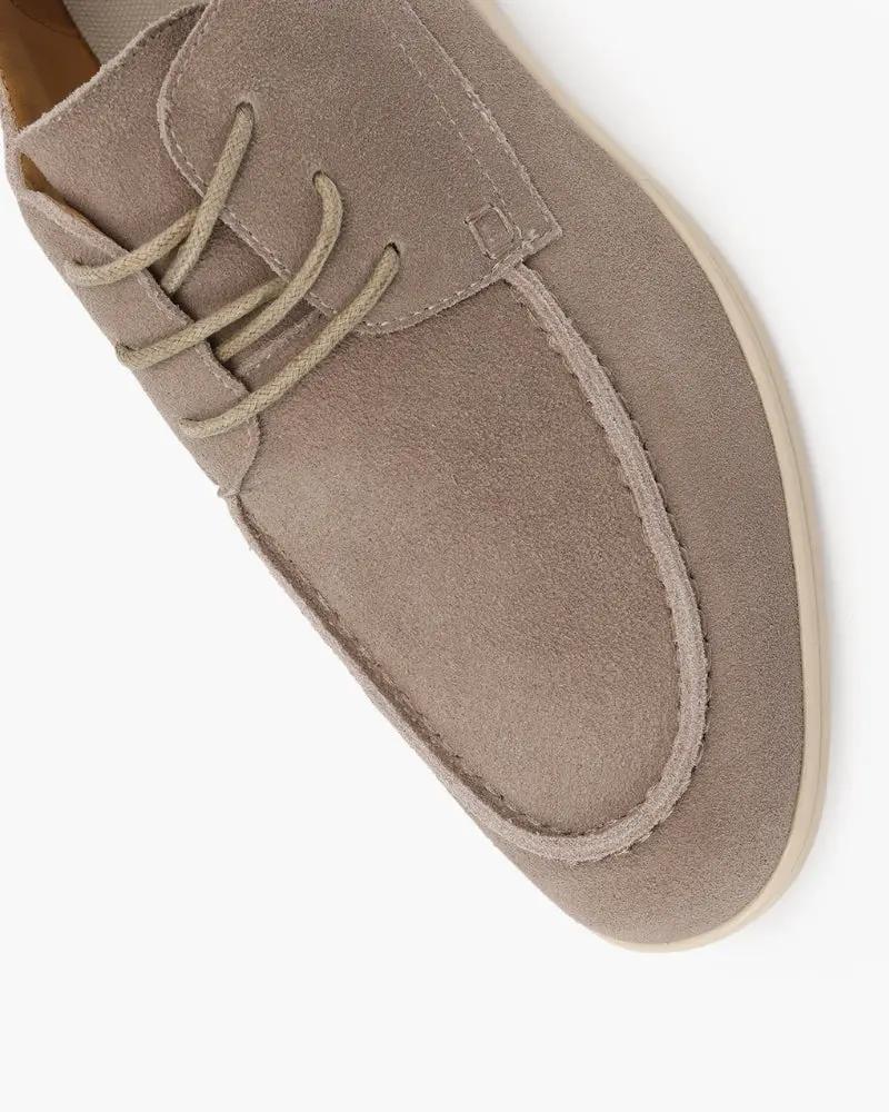 Chaussures en daim premium Old Money avec lacets, vue de profil montrant la texture douce et le design élégant.