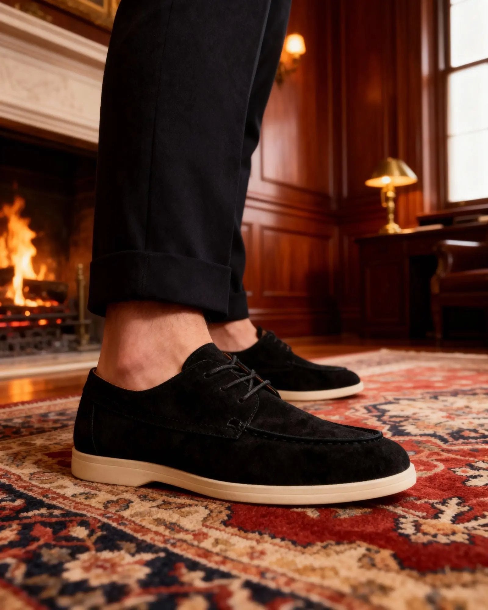 Chaussures en daim haut de gamme avec lacets, de la marque Old Money, vues en gros plan.