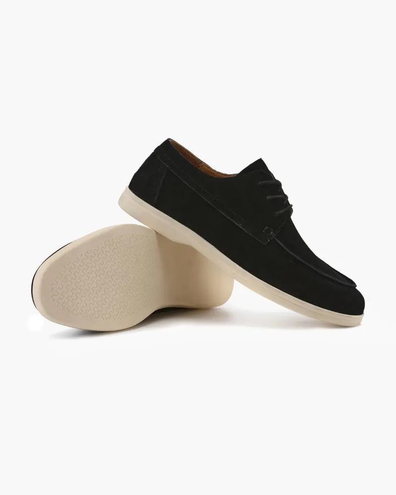 Chaussures en daim premium Old Money avec lacets, vue de profil montrant la texture douce et le design élégant.