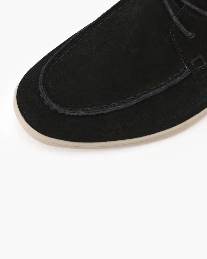 Chaussures en daim de luxe Old Money, lacets, élégantes et sophistiquées, vues de face sur fond neutre.
