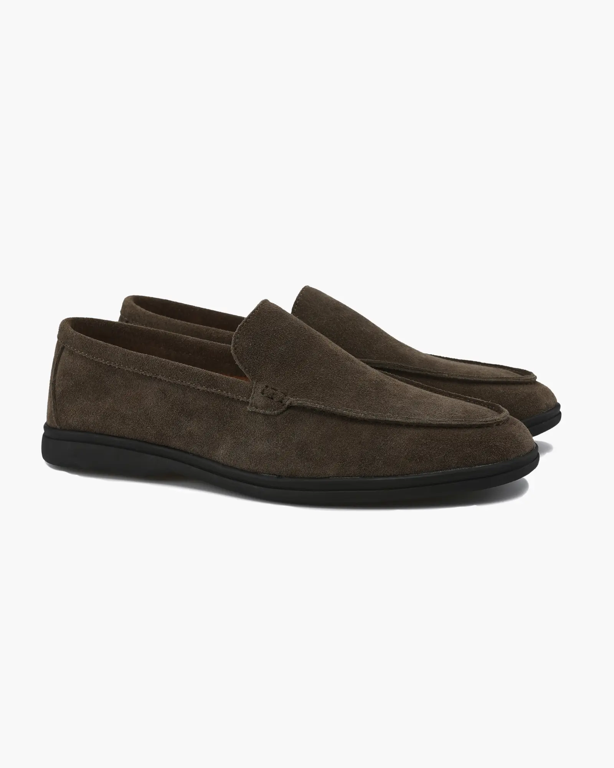 Mocassins en daim premium Old Money de couleur olive avec semelles noires, taille 39 EU, vue de face sur fond blanc
