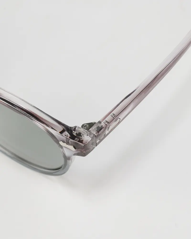 Lunettes de soleil Old Money polarisees avec monture en acétate et verres teintés bruns, style élégant et moderne.