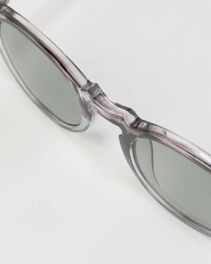 Lunettes de soleil Old Money polarisees avec monture en acétate, verres teintés marron, style élégant et moderne.