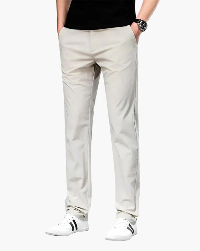 Pantalon porto chino Old Money en coton beige, coupe ajustée avec poches latérales et ceinture, porté sur mannequin.