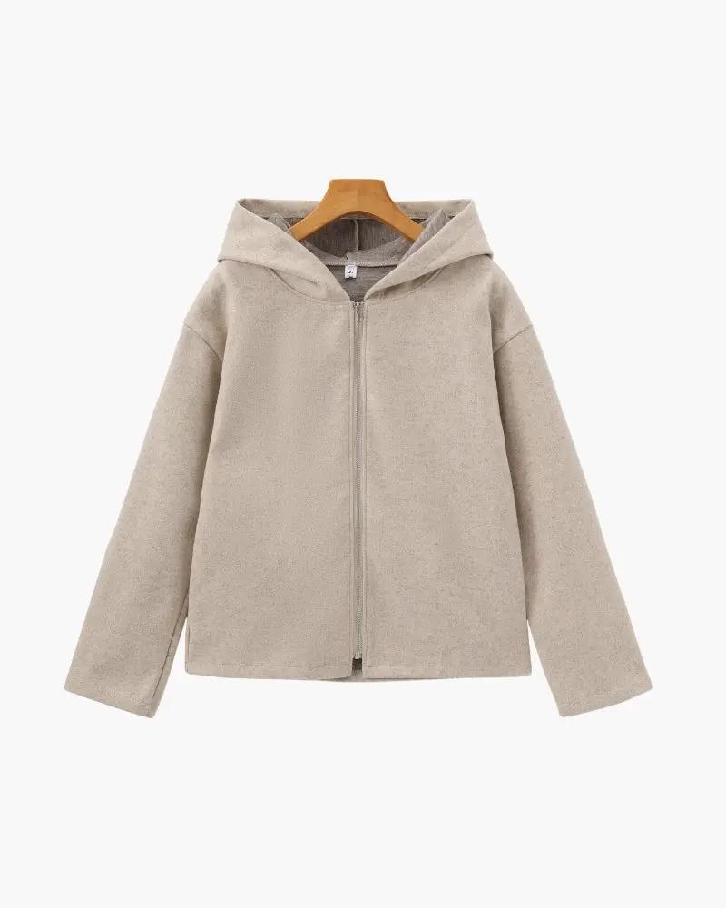 Manteau en laine beige Old Money Women Marlow avec fermeture éclair, porté en extérieur, vue de face.