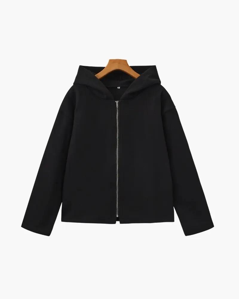Manteau en laine beige Old Money Women Marlow avec zip, porté ouvert, en tissu chaud et élégante pour femmes.