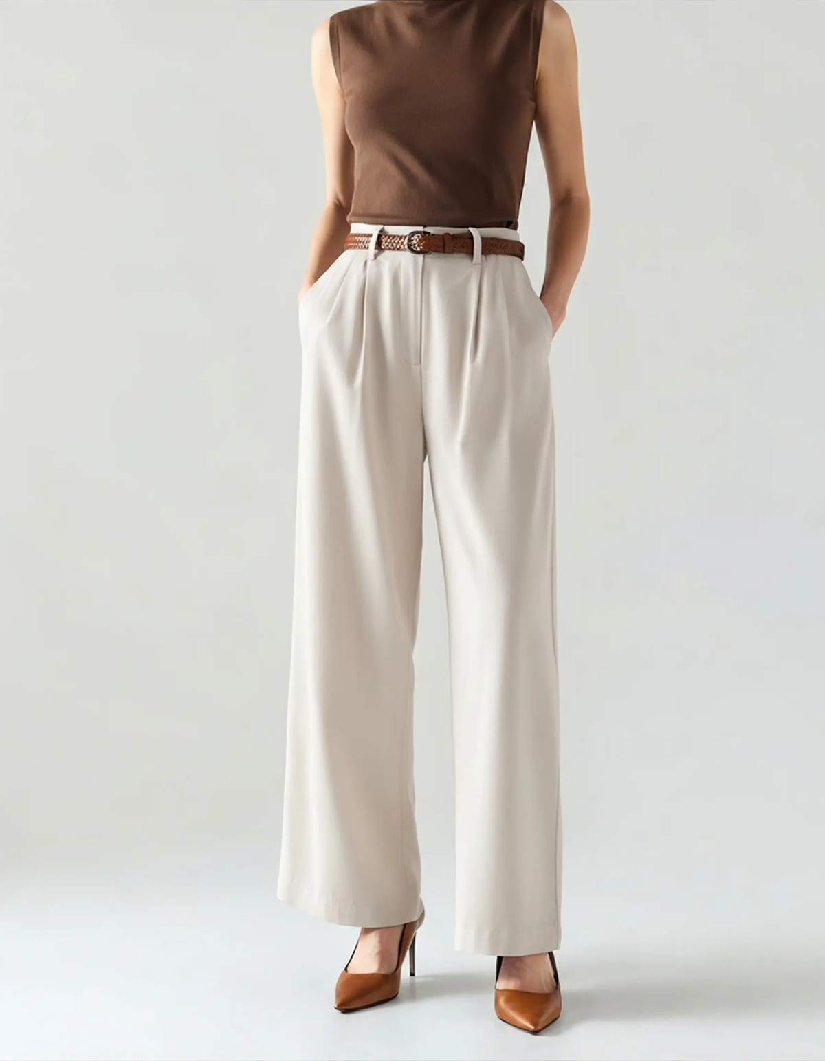 Pantalons Capri blancs pour femmes de la marque Old Money Women, coupe décontractée et élégante.