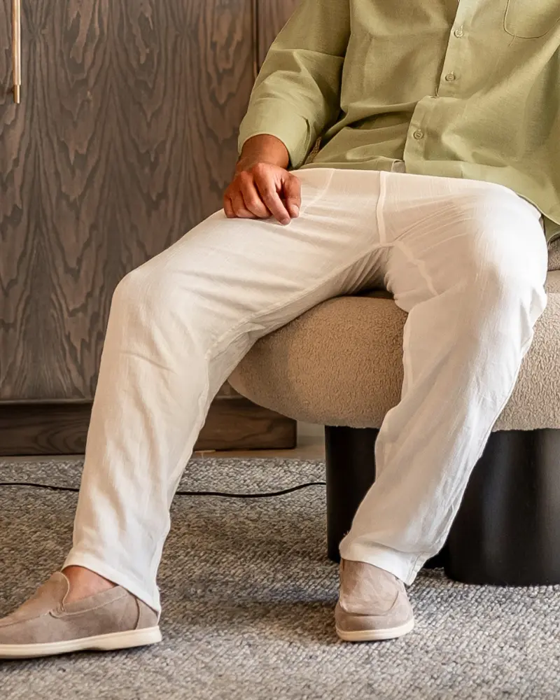 Vêtements monochromes beige de la collection The Monochrome Set par Old Money WorldWide, vue en gros plan.