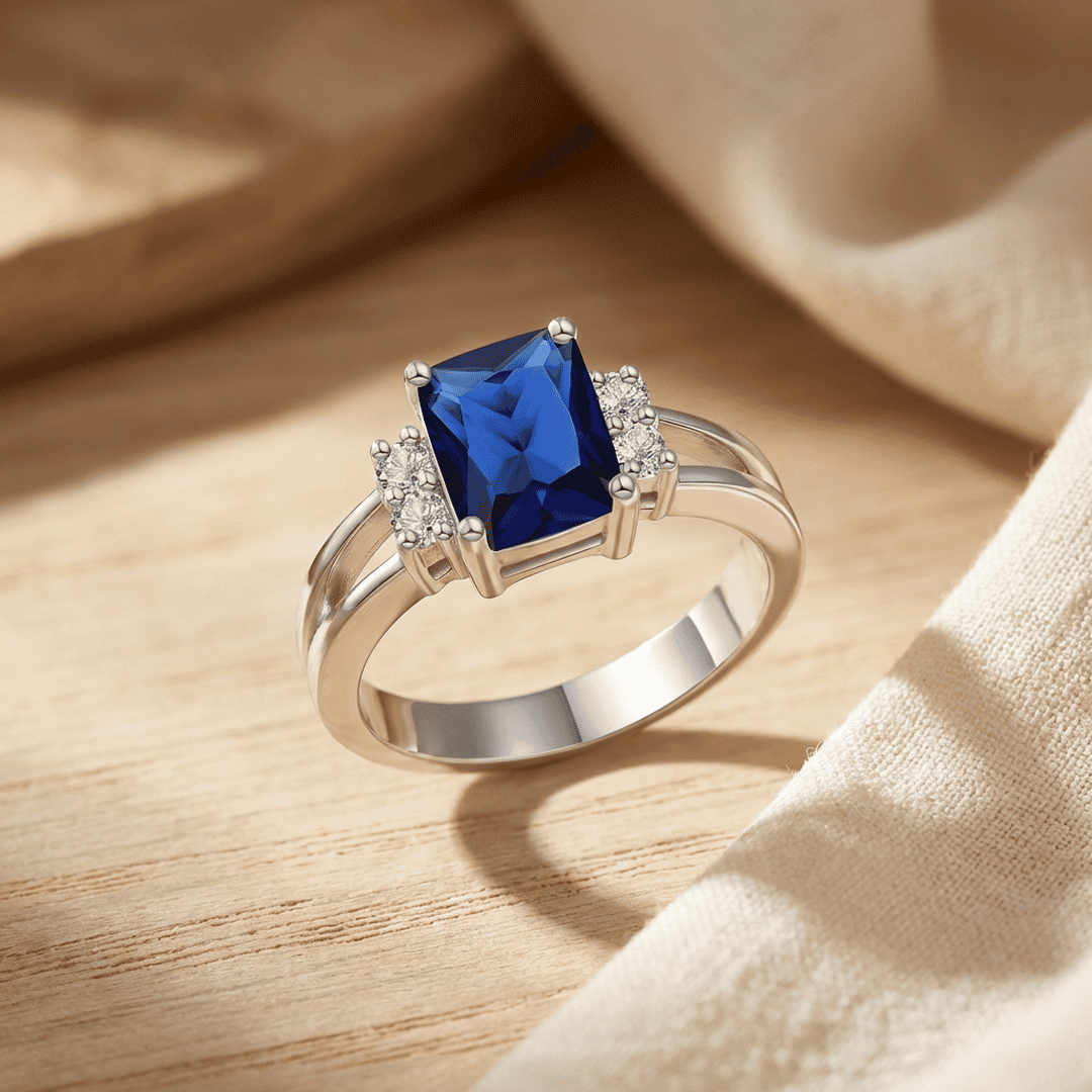 Bague en or avec saphir en forme d'octogone de la marque Danoir Paris, mise en valeur sur fond blanc.
