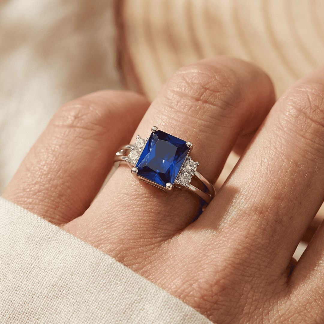 Bague en or avec saphir octogonal, création Danoir Paris, montre le détail du anneau avec pierre précieuse bleue.
