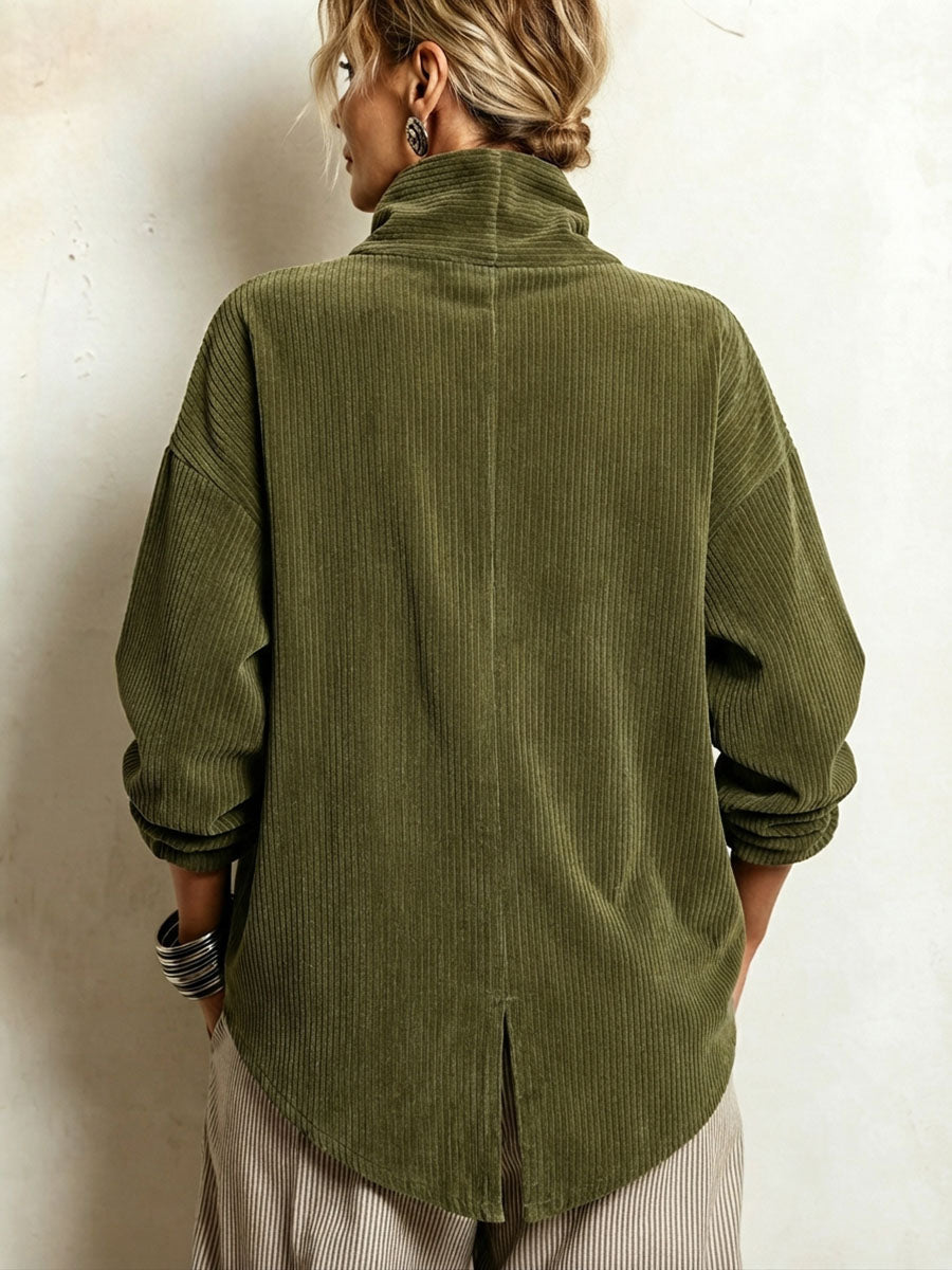 Veste overshirt Gillian en velours côtelé beige, à col enveloppant, de la marque Danoir Paris, portée en style décontracté.