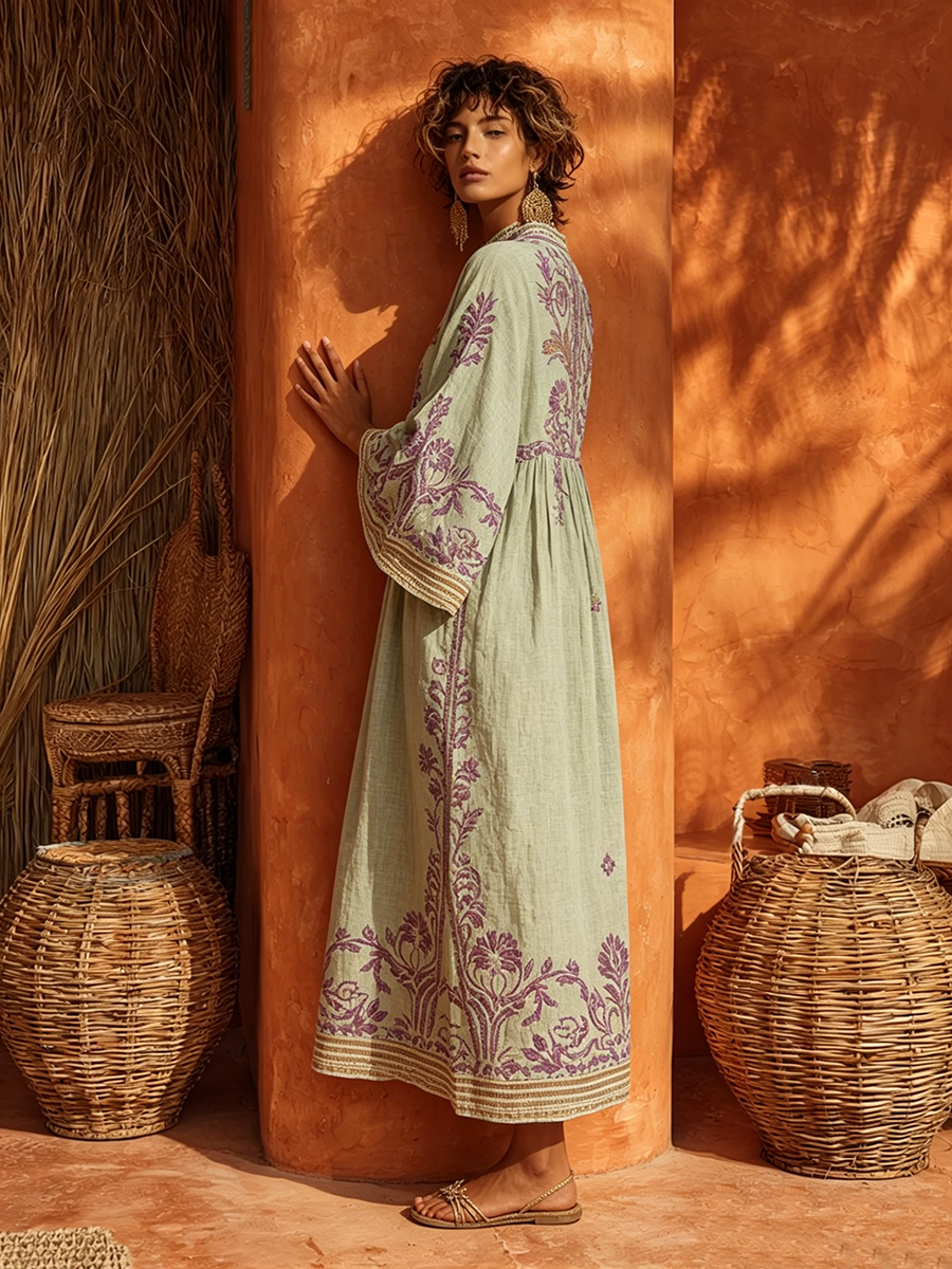 Robe maxi méditerranéenne Elena™ de Danoir Paris avec imprimé floral, longueur longue et style élégant, portée en été.