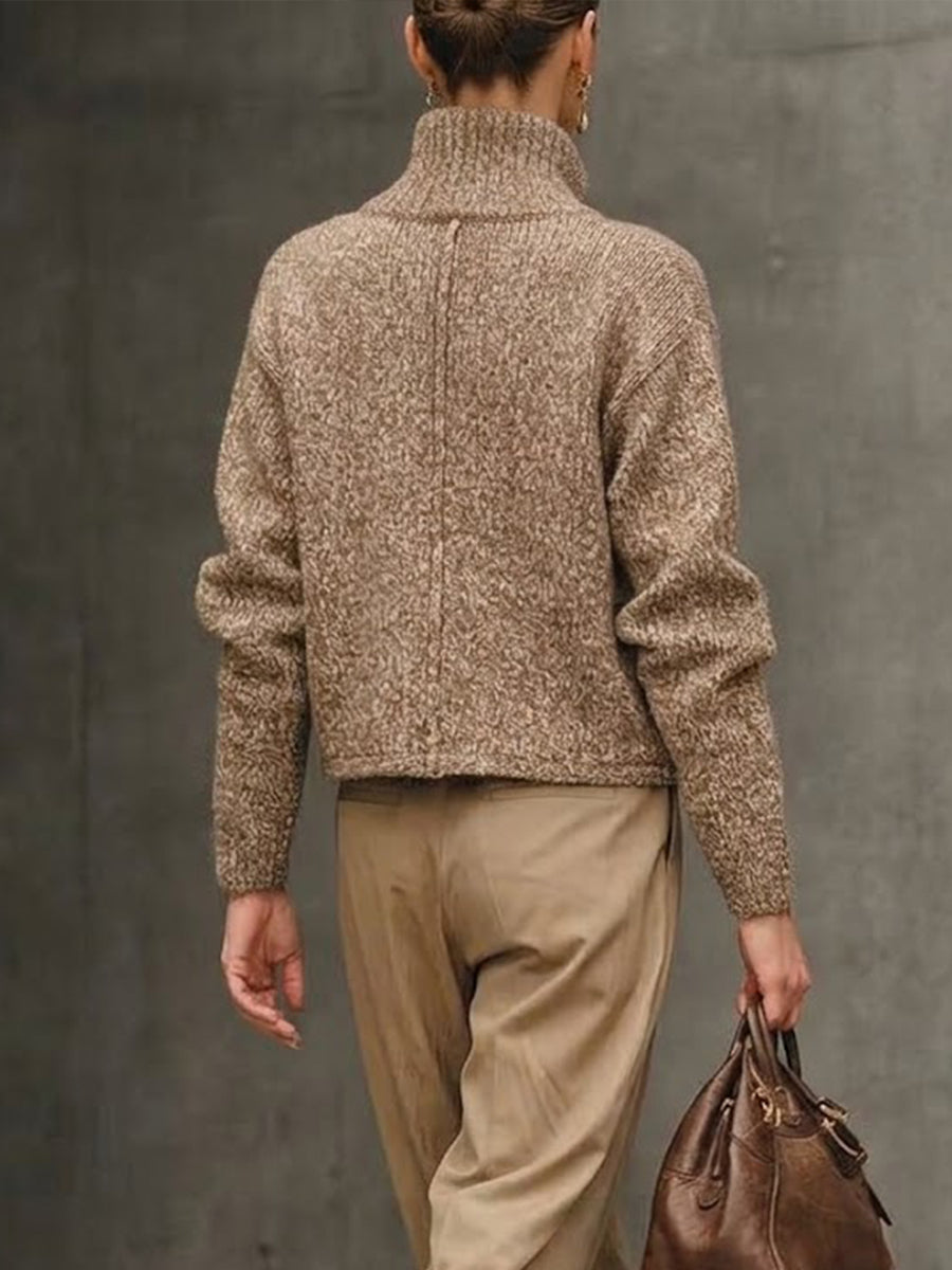 Gilet tricoté décontracté Danoir Paris, confortable, beige, porté avec un style décontracté, vue de face.