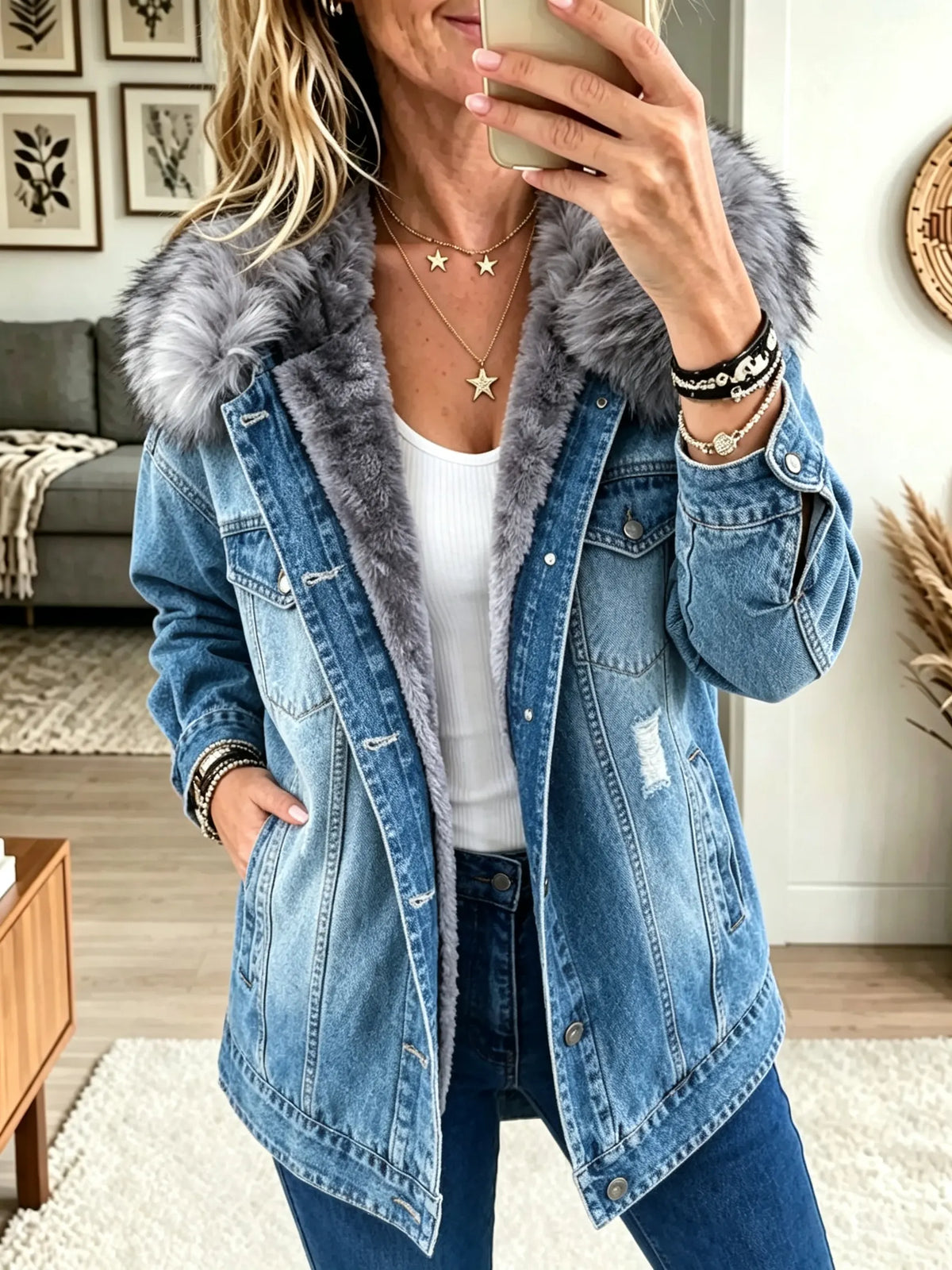 Veste en jean Danoir Paris Honora avec col en fourrure synthétique et doublure en fleece, vue de face, détails de la texture.