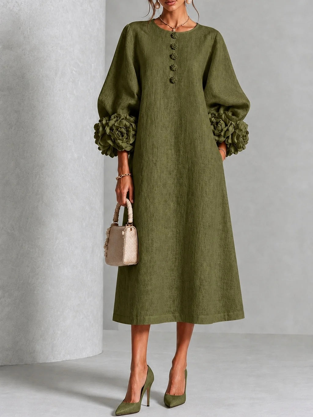 Robe à rosettes 3D Hydra™ de Danoir Paris, en tissu léger, avec détails de fleurs en relief, portée sur mannequin.