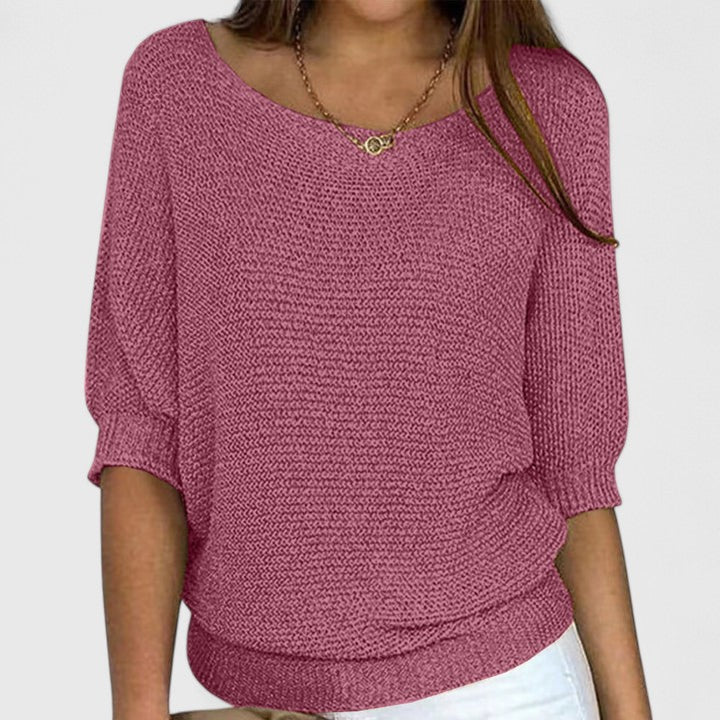 Pull en maille Rachel de Danoir Paris, couleur bleue, porté sur mannequin, détails du tissu en maille fine.