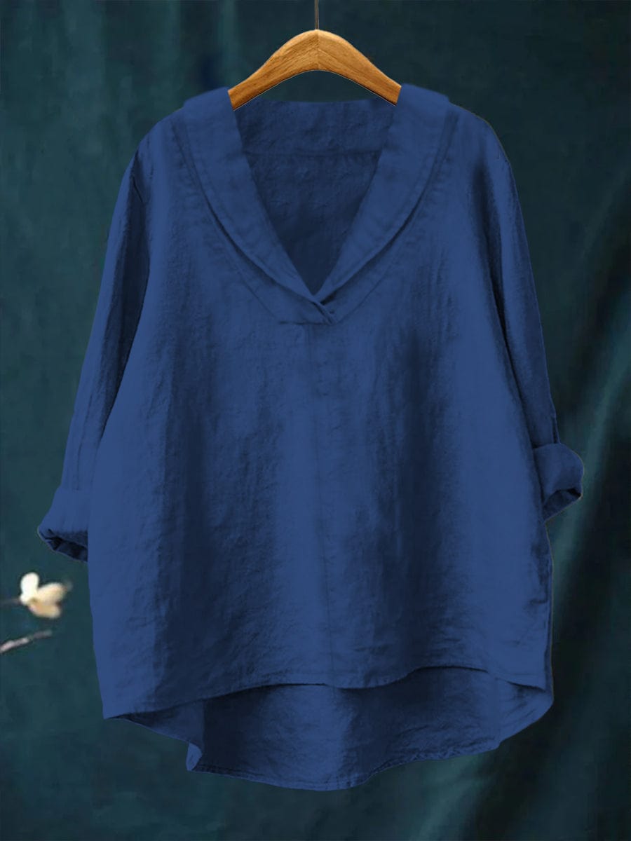Blouse Danoir Paris Elowen à col en V décontracté, tissu léger, coupe fluide, portée élégante et confortable.