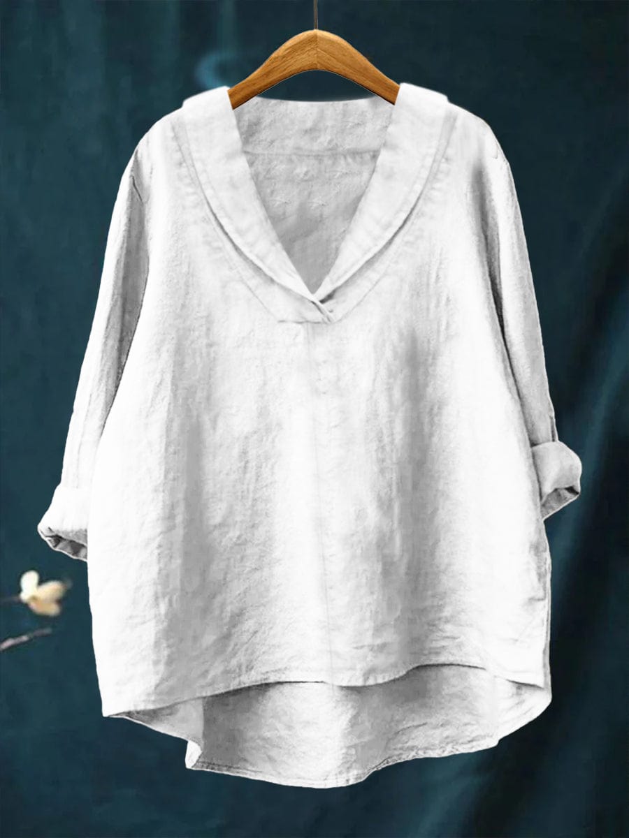 Blouse décontractée à col en V Elowen de Danoir Paris, en tissu léger, portée par un mannequin sur fond neutre.