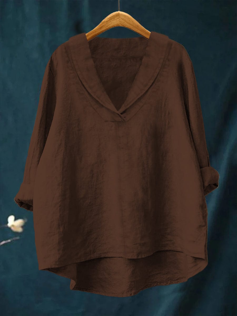 Blouse décontractée à encolure en V Elowen de Danoir Paris, en tissu fluide, portée par un mannequin.