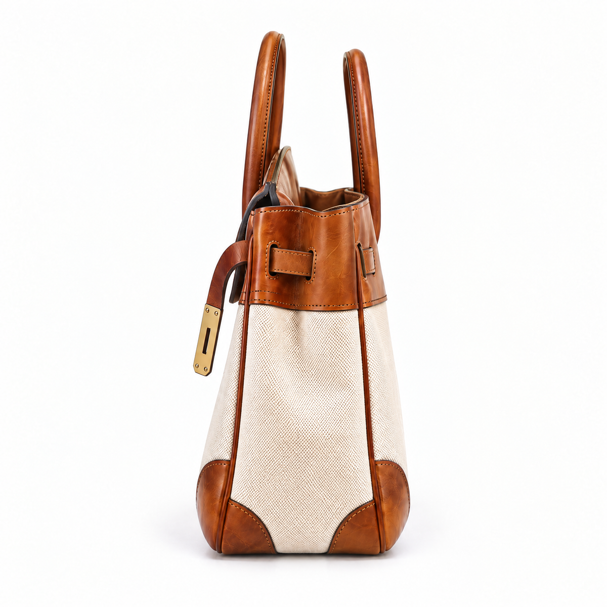 Sac à main Vivienne fait main de Danoir Paris vu de côté, en cuir élégant avec poignée en chaîne et détails raffinés.