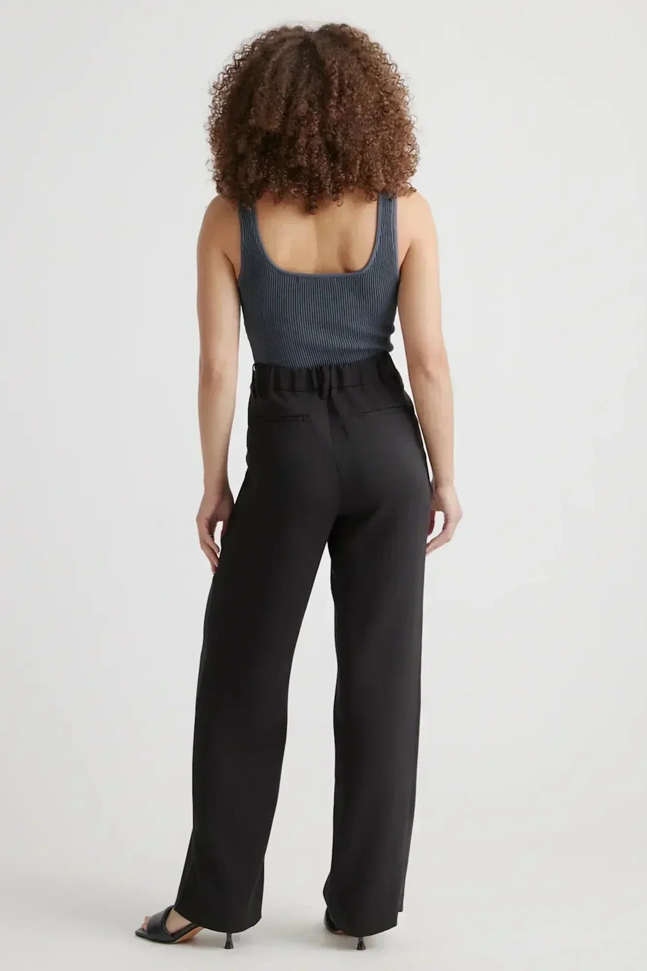 Pantalon large Danoir Paris en tissu noir, coupe wide leg, vue de face, détail du style élégant et confortable.