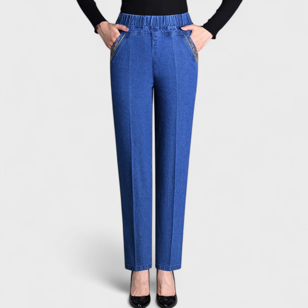Jeans élégants Mira™ en denim Danoir Paris avec poches pratiques, coupe moderne et détails soignés.