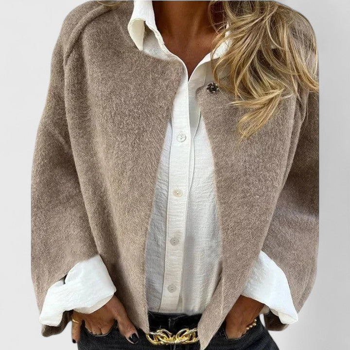 Veste élégante Bettinna de Danoir Paris, en tissu noir avec col en V et boutons, portée sur mannequin.