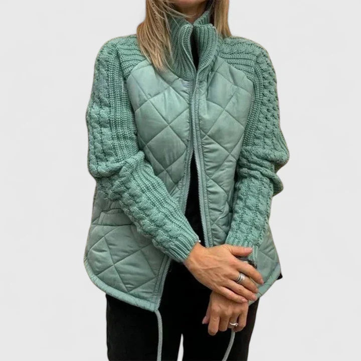 Veste élégante Danoir Paris Havirae, en tissu noir avec col et boutons, portée sur un mannequin.