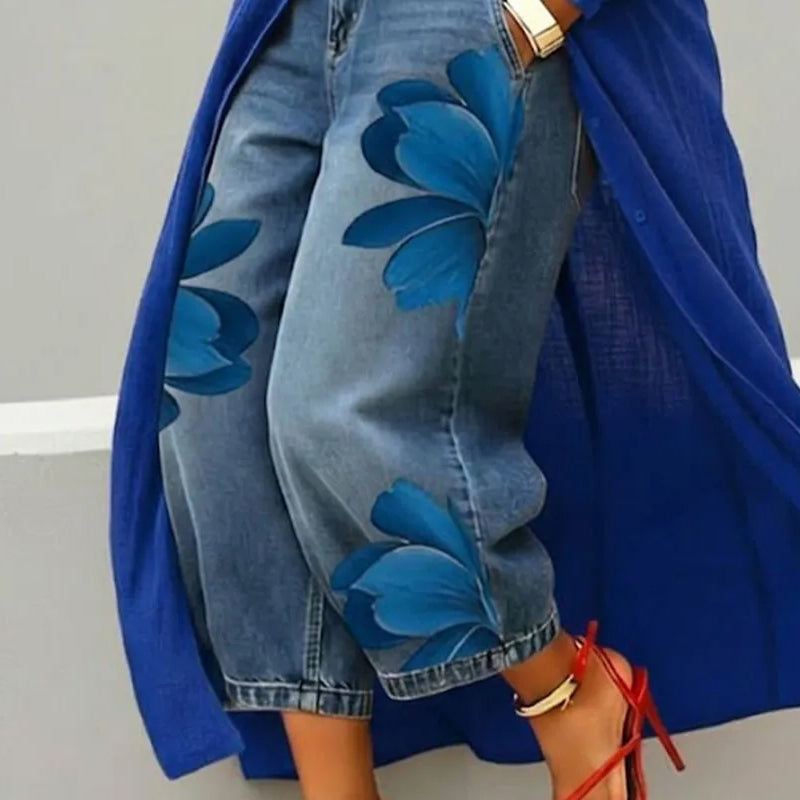 Jean large à imprimé floral Capucine pour dames, signé Danoir Paris, en denim avec motif fleuri coloré visible.