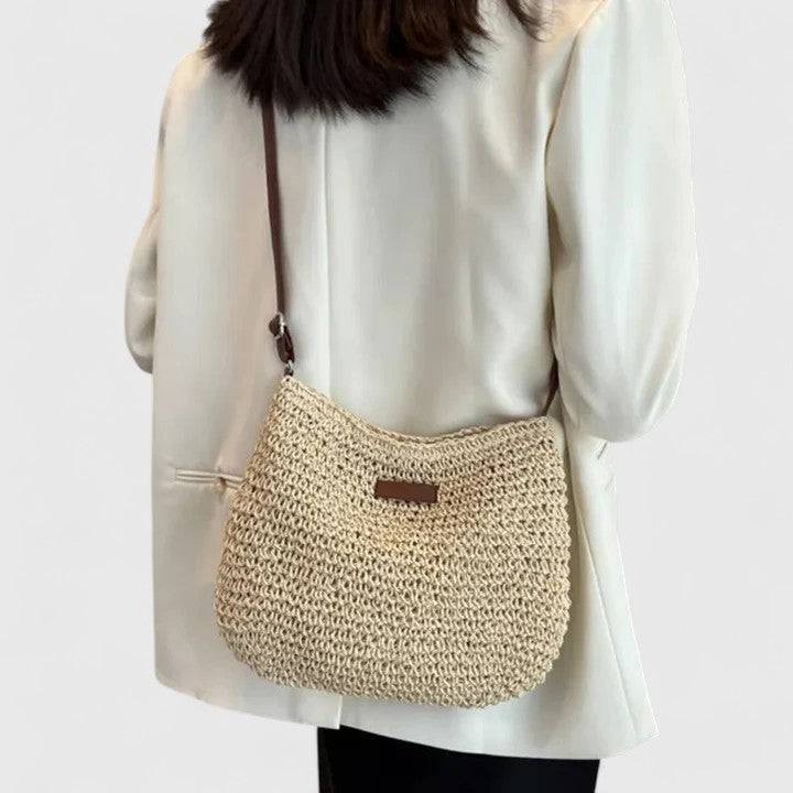 Sac élégant Kathy de Danoir Paris, en cuir noir avec poignées en métal et détails sophistiqués, posé sur fond neutre.