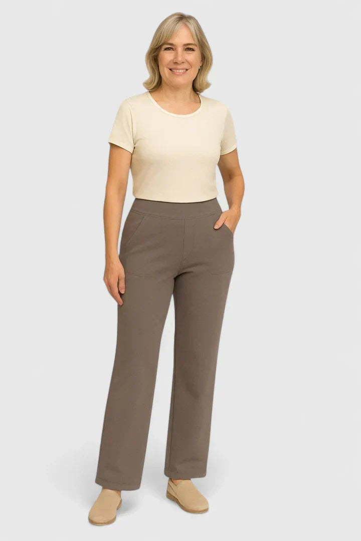 Pantalons confortables Jasmynne de Danoir Paris portés par une femme, couleur taupe, en intérieur avec fond studio.