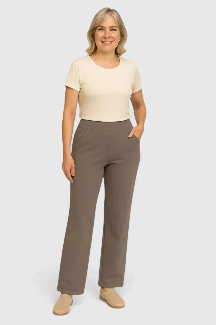 Pantalons élégants Danoir Paris pour femmes, couleur taupe, portée par une modèle, fond studio neutre.