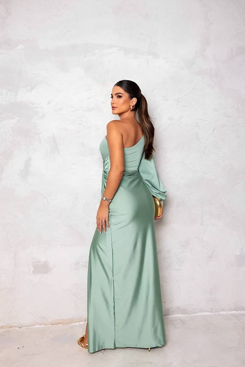 Robe élégante A-line mint verte Eleanor™ de Danoir Paris, coupe intemporelle et sophistiquée, portée sur mannequin.